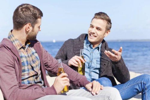 Ragazzi che parlano al mare
