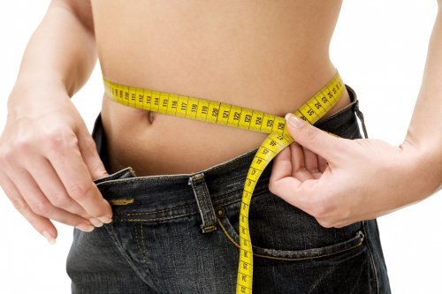 donna misura ventre con metro