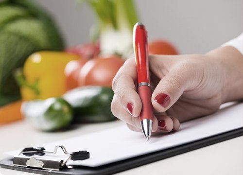 Donna pianifica la dieta