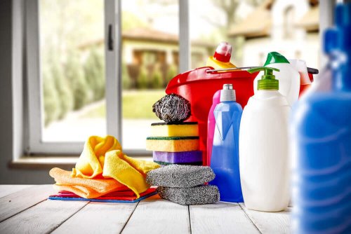 Candeggina e altri prodotti per la pulizia della casa.
