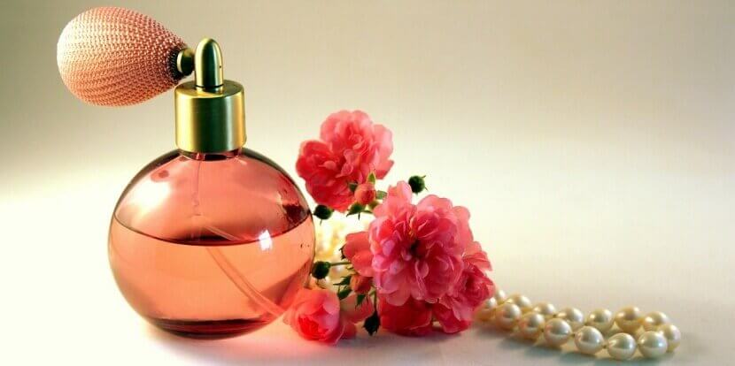 Profumo decorato con rose e perle