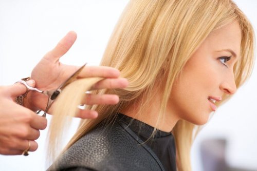 Ragazza che si fa tagliare i capelli