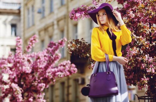 Ragazza con vestiti colorati.