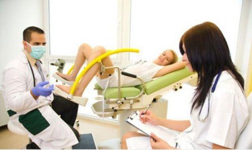 paziente su lettino ginecologico e dottori