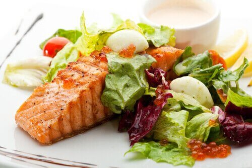 Salmone e insalata
