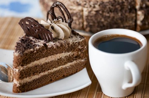 Torta al caffè e tazza di caffè