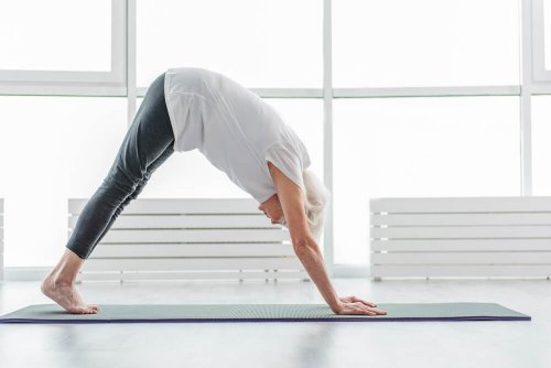 Yoga per anziani esercizi.