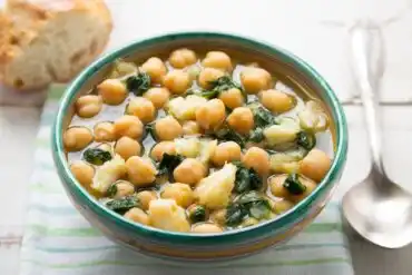 Zuppa di ceci e verdure per disintossicare il fegato.