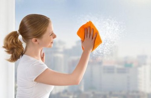 Come pulire i vetri di casa in maniera più efficace? vivere più sani Prodotti per pulire i vetri