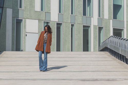 Ragazza con jeans scampanati