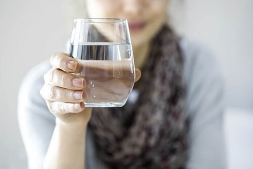 L’acqua aiuta a dimagrire? Miti e verità
