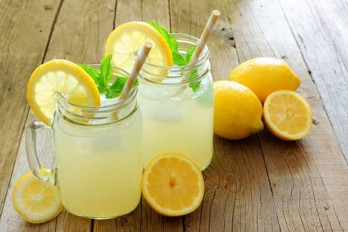 acqua calda e limone
