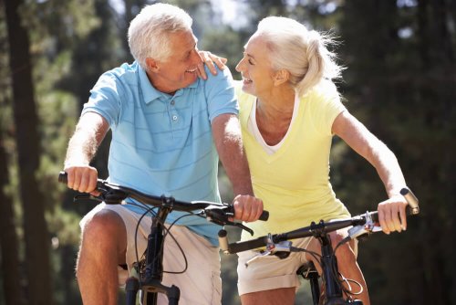 Coppia di anziani in bici