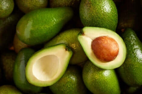 Maschera all'avocado per capelli secchi