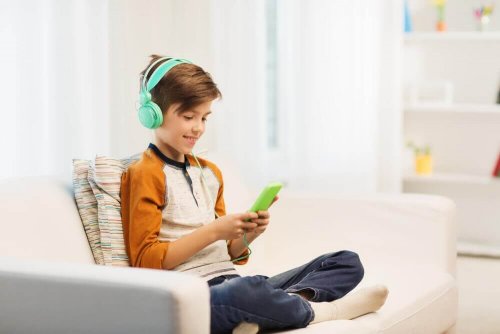 Bambino con il cellulare