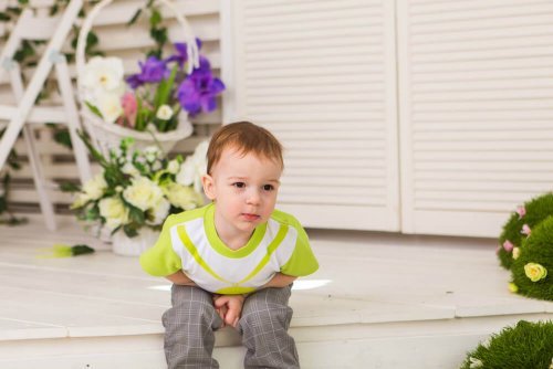 Bambino con stitichezza infantile