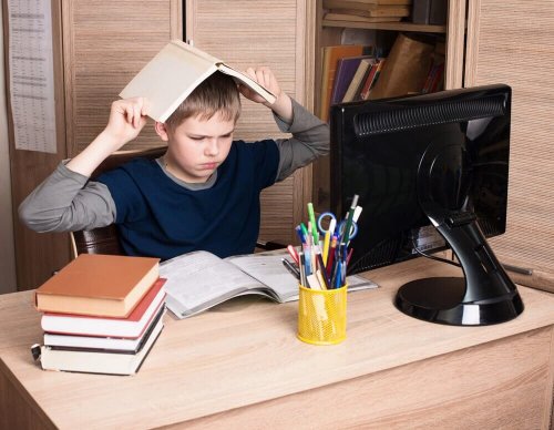 Bambino con dei libri