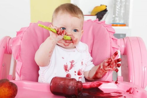 Bambino che mangia.