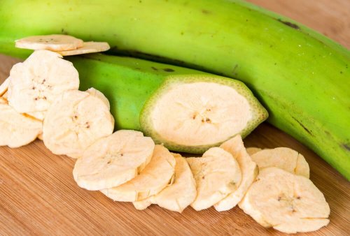 Banana verde a pezzi