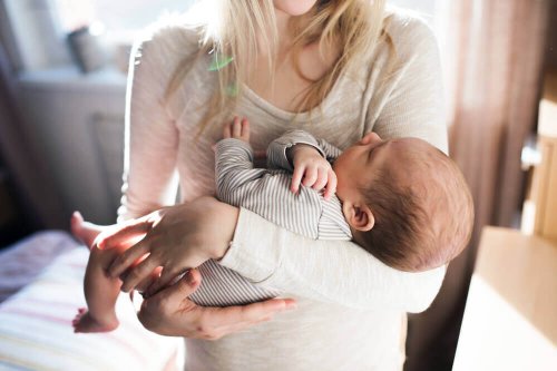  Bambino tra le braccia di sua madre.