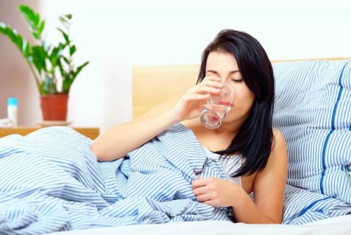 Donna beve acqua a letto