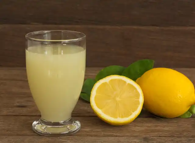 Bicchiere con acqua e limone.