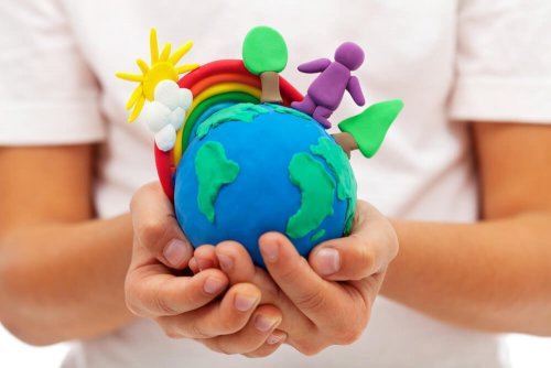 Bambino con mappamondo di plastilina in mano