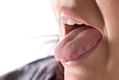 Donna con la lingua in fuori