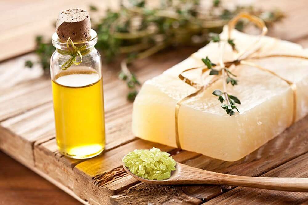 Boccetta d'olio e sapone naturale