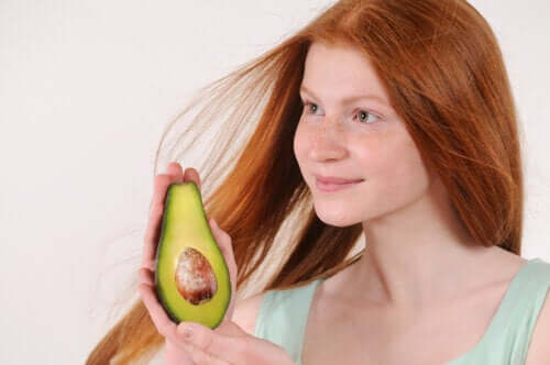 Idratate i capelli secchi con 7 rimedi naturali