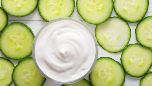 Cetrioli a fette e salsa allo yogurt ingredienti per le insalate con l'ananas