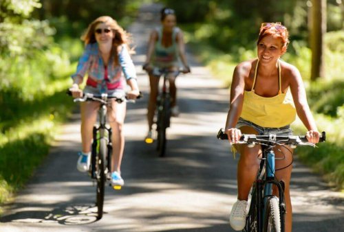 Ragazze in bici in campagna