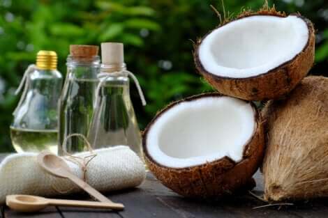 Olio di cocco per trattare la pelle secca.