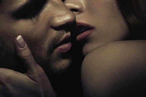 Amore razionale e passionale: bacio appassionato.