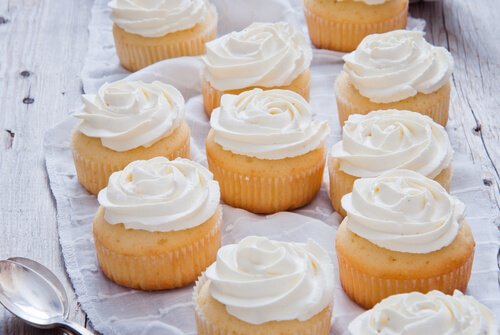 Cupcake con crema decorativa per torte