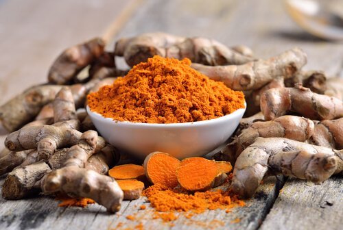 Infuso di zenzero, curcuma e cipolla