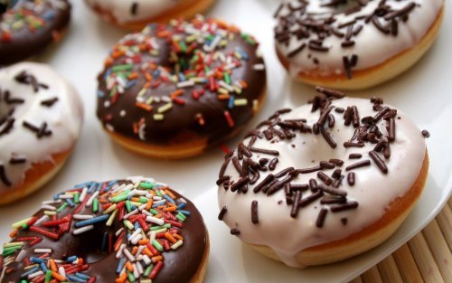 Ciambelle glassate al cioccolato