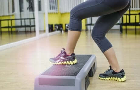 Donna che esegue degli step.