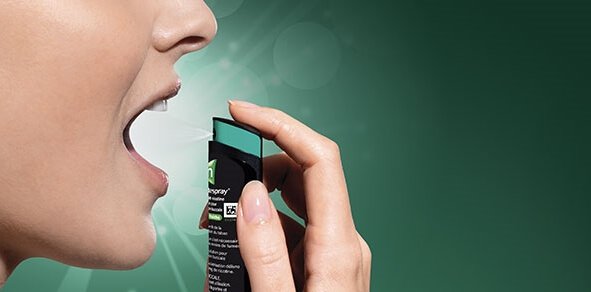 Donna che usa spray orale