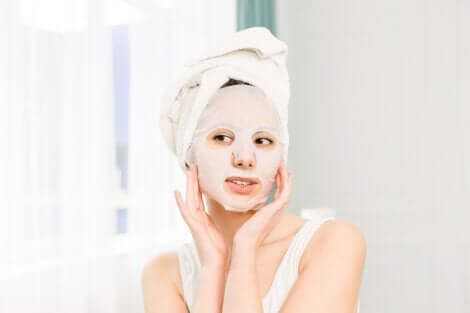 Proteggere la pelle durante la menopausa: donna con maschera.