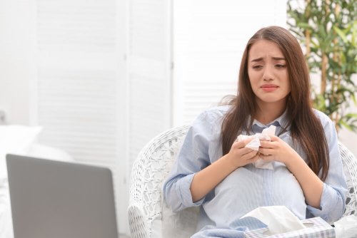 Donna incinta piangendo