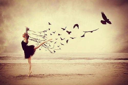 Donna che balla e libera uccelli