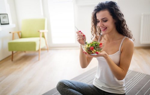 Donna mangiando insalata