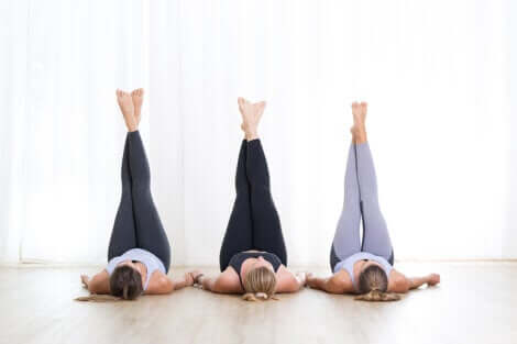 Esercizi per riattivare la circolazione: donne con le gambe sollevate.