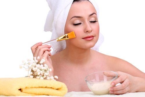 Donna applica esfoliante con riso