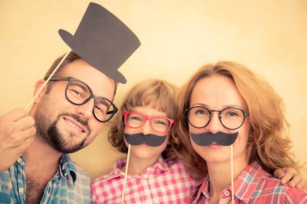 Famiglia moderna con cappelli e baffi finti