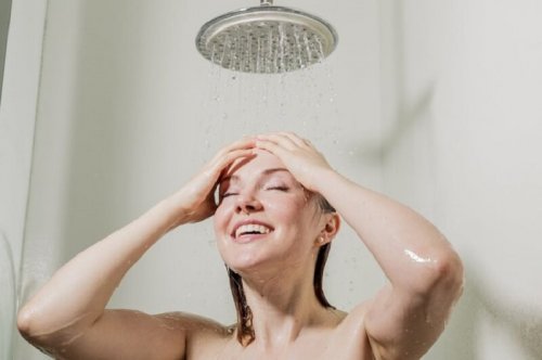 Donna sotto la doccia