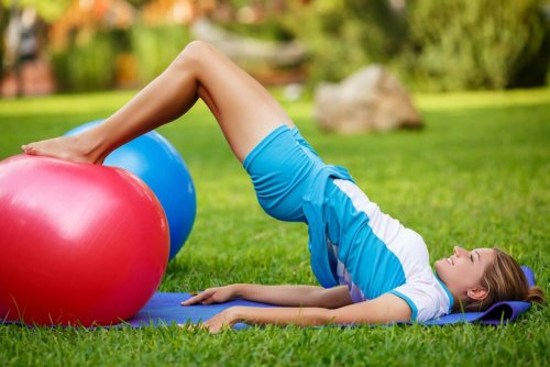 Ponte con la palla da ginnastica