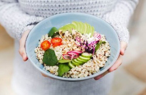 Insalata di quinoa: 3 ricette veloci e nutrienti