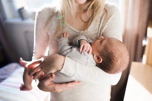 Singhiozzo nel neonato: come calmarlo
